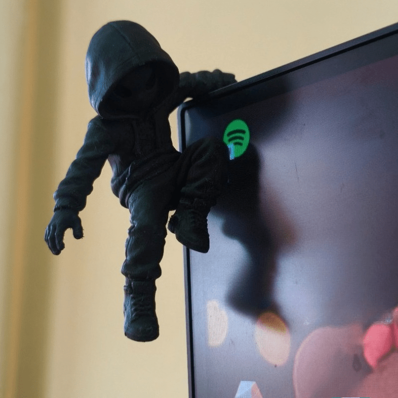 Gaming Accessories For Bedroom - Patung Mini Alien Hoodie Climbing 3D